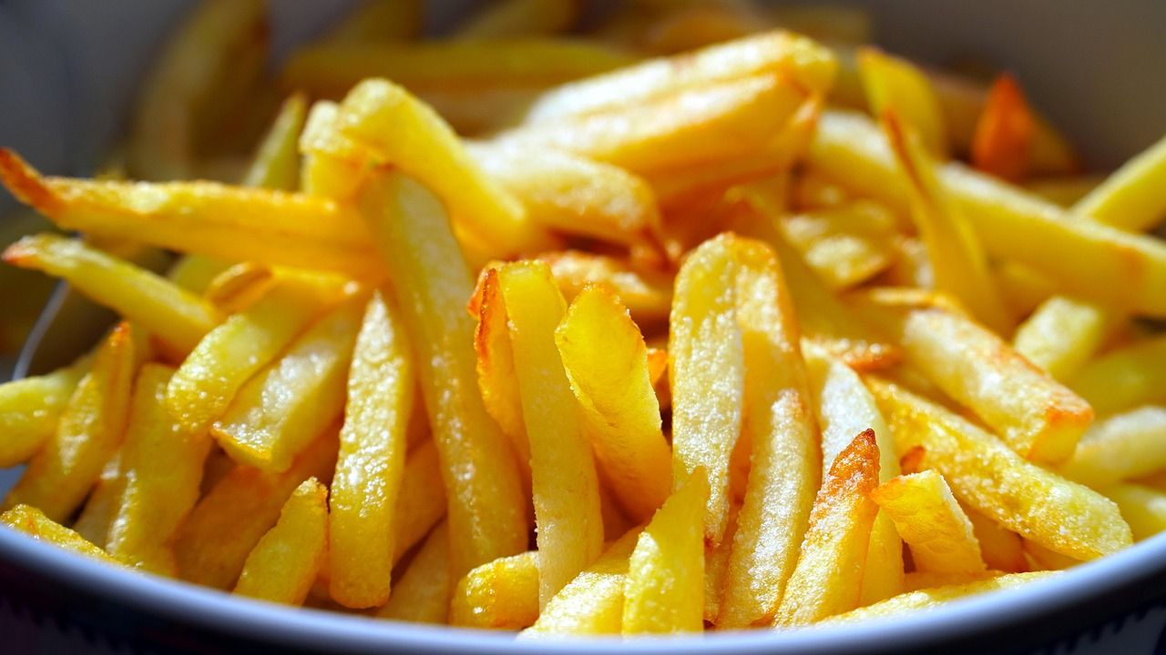 Heißluftfritteuse auf einer Küchenarbeitsplatte