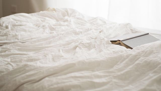 Weiße Bettwäsche auf einem Bett