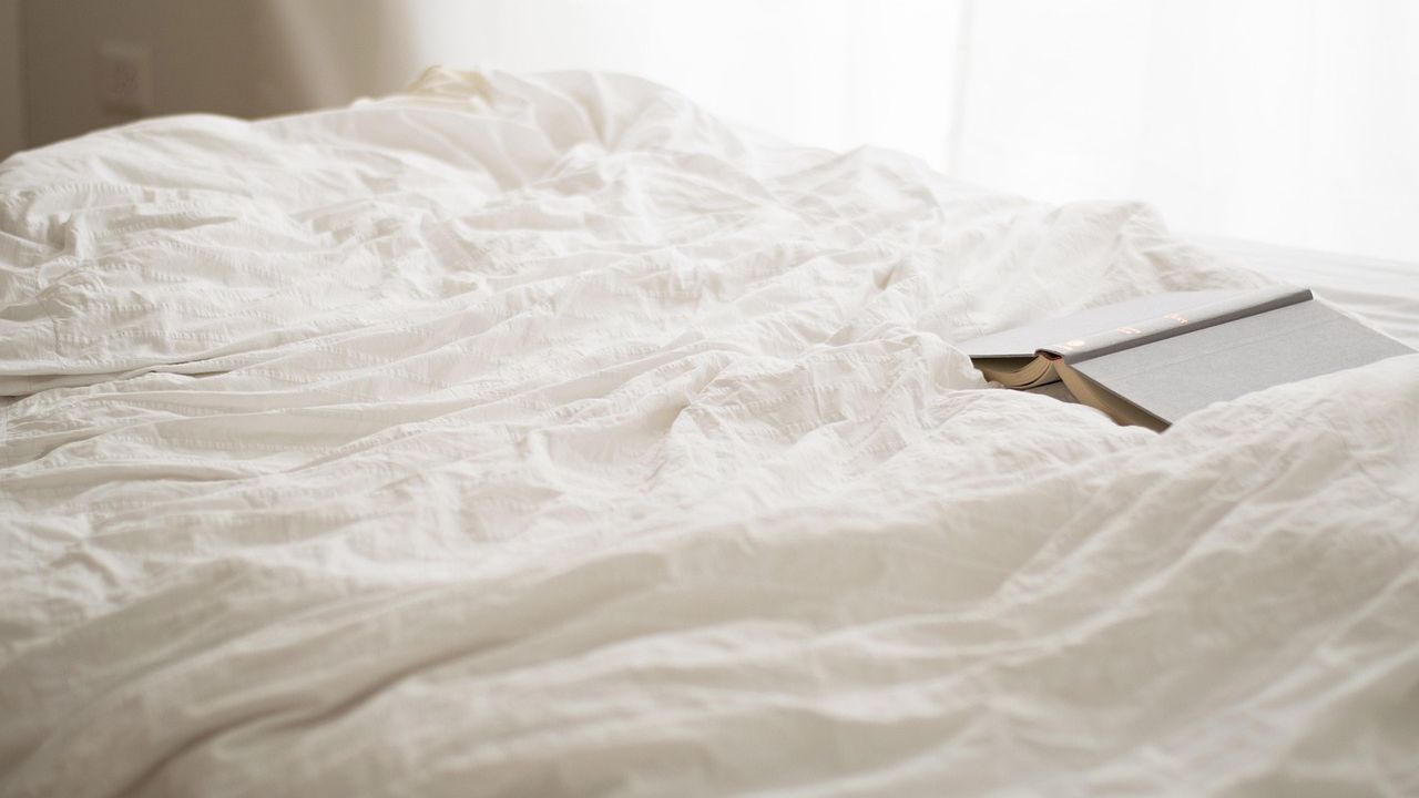 Weiße Bettwäsche auf einem Bett