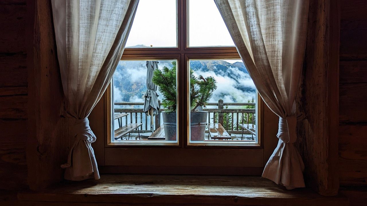 Fensterputzer mit Abzieher an einer Scheibe