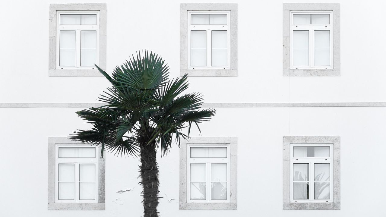Weißer Fensterrahmen mit Fensterbank