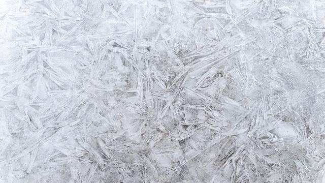 Gefrierfach mit Eisschicht