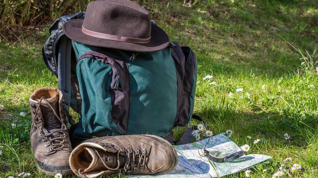 Wanderrucksack vor Bergkulisse