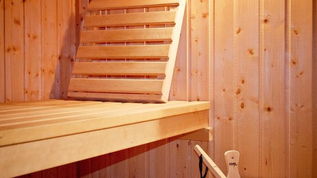 Innenraum einer Holzsauna