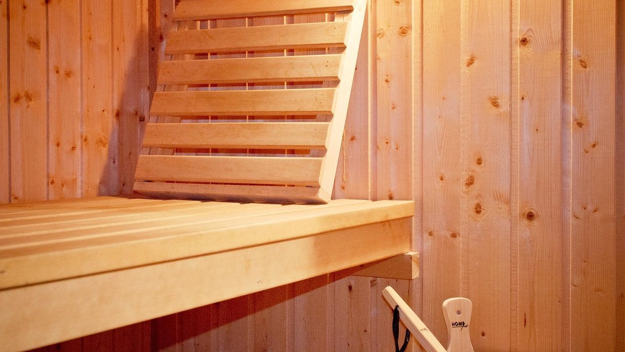 Innenraum einer Holzsauna