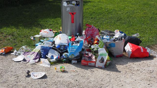 Ausrangierte Möbel am Straßenrand