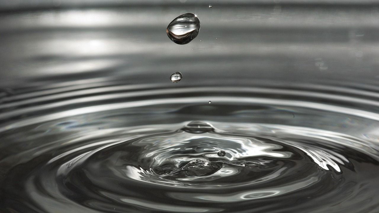 Wassertropfen an einer Glasduschwand