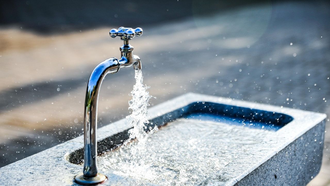 Wasserhahn über einem Spülbecken